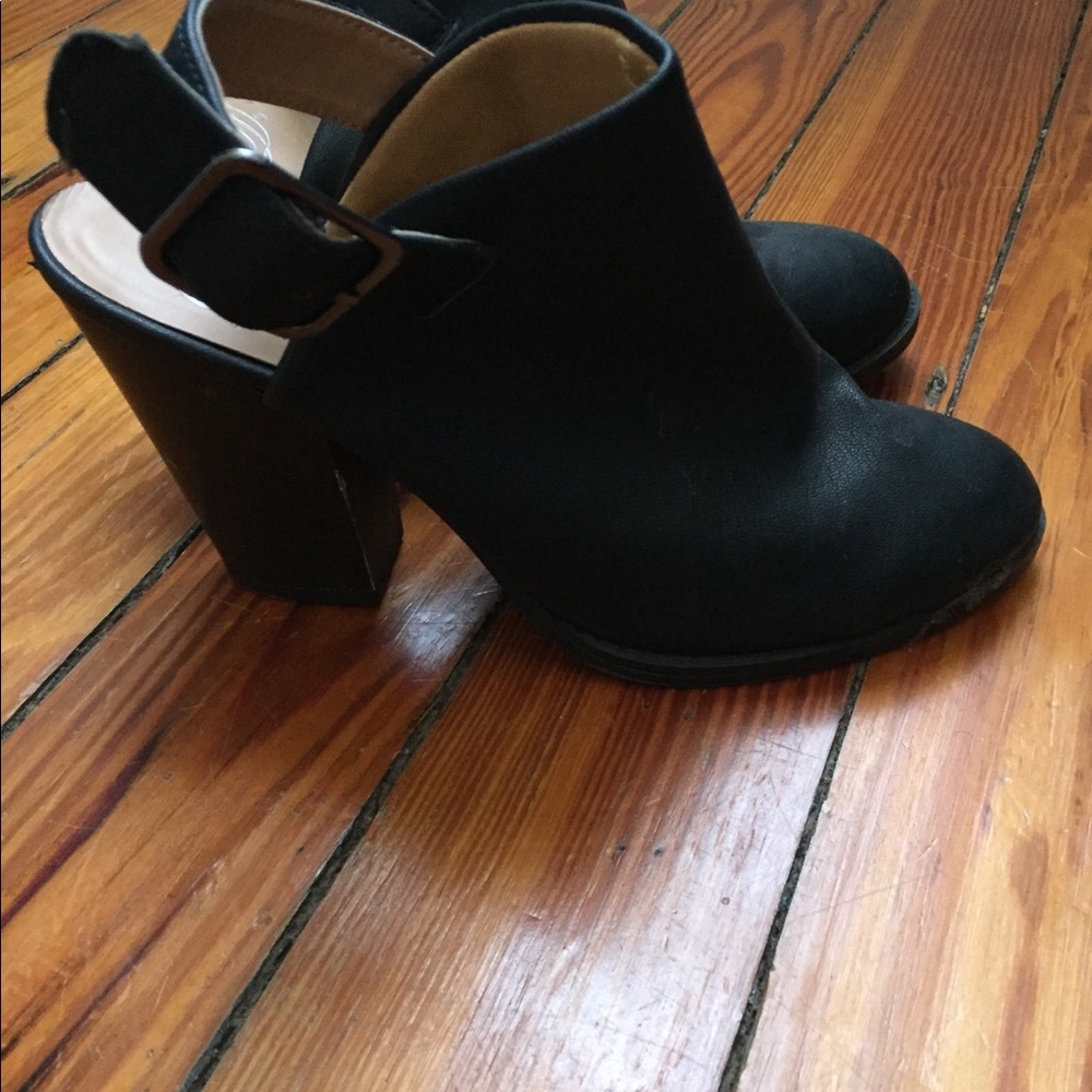 Heels - Picture 3 of 3